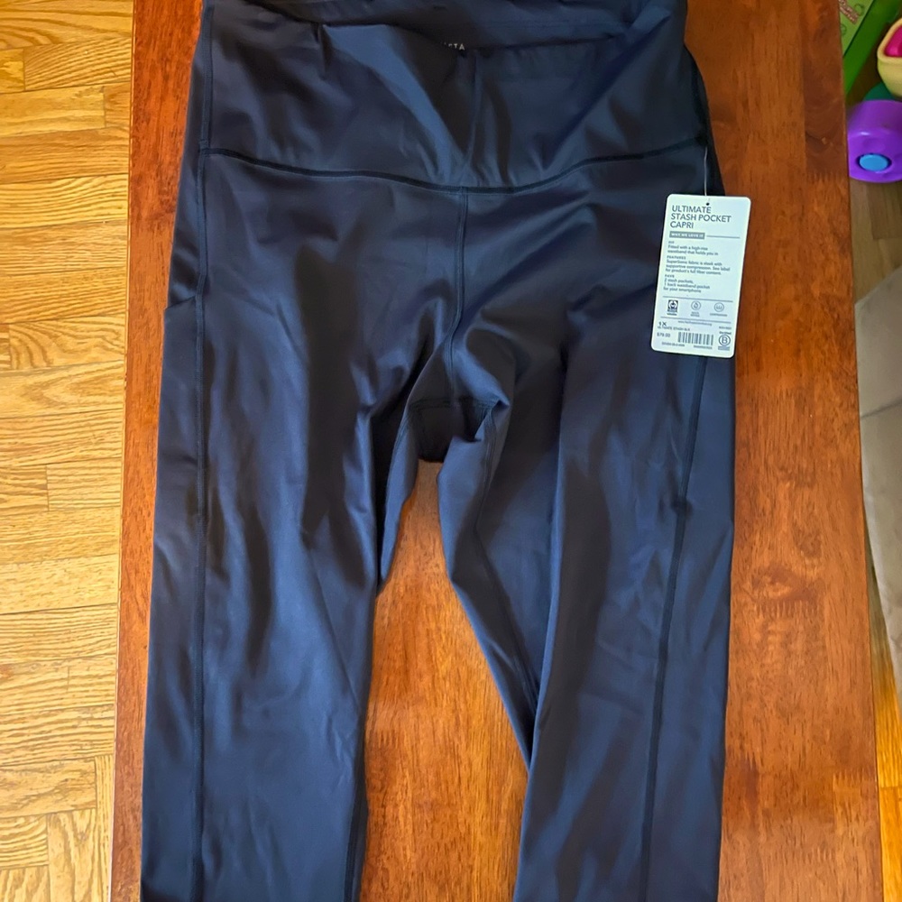Athleta stash pocket capris NWT